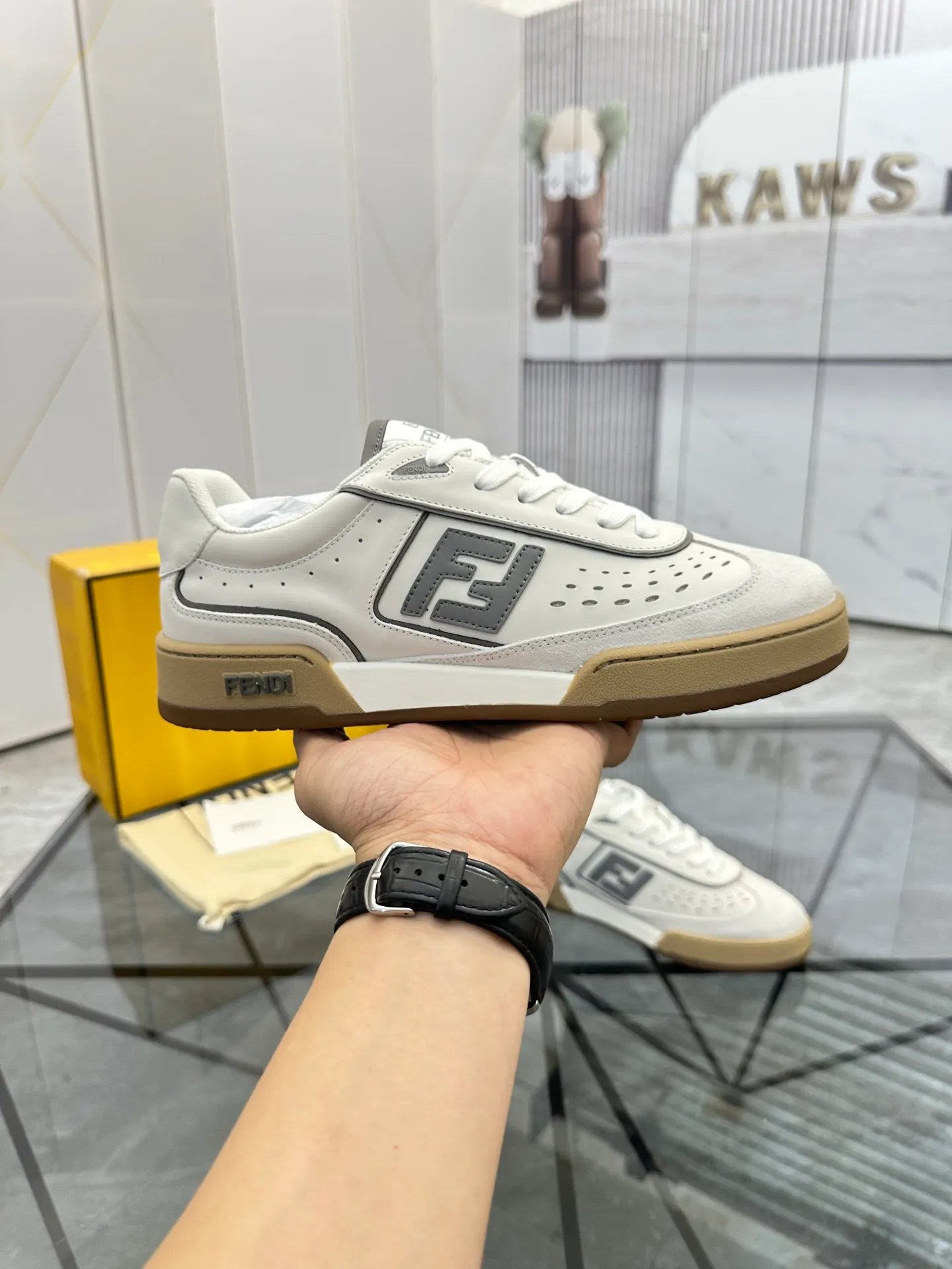 Selling men's shoes 💰: 💰P620¥ Top quality Product trademark: Fendi* "Fendi*" low-top casual shoes Regular size: 35-44 (can be customized to 38.45.46) Product material: imported first-layer nubuck leather upper, breathable lining, original outsole. No.:H208